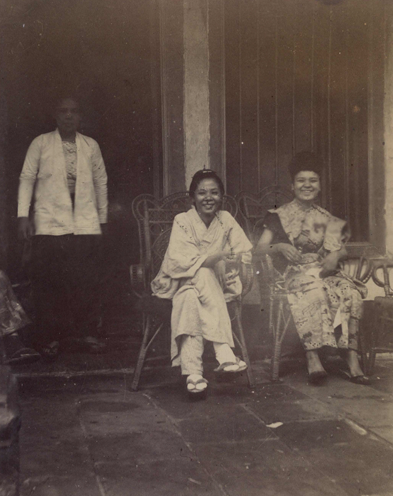 Two karayuki-san seated along a five-footway, c. 1870s–1910s. Image reproduced from Sammlung von 19 originalphotographien aus Singapur (n.p.: n.p., 1880–1900). (From National Library Singapore, call no.RRARE 779.99595703 SAM).
